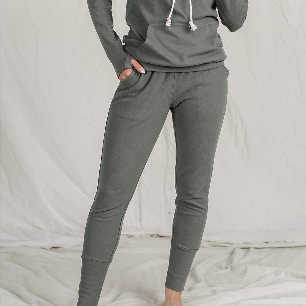 AMPERSAND AVENUE PERFORMANCE FLEECE JOGGERS | WANDERLUST
